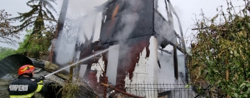 Casă mistuită de flăcărin în Prahova. Au intervenit trei autospeciale de stingere