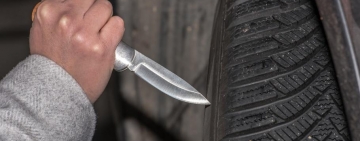 Ploieștean acuzat că a vandalizat o mașină într-o parcare din zona Republicii