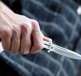 Un bărbat de 69 de ani a mers pe strazile din Ploiești cu un cuțit în mână. S-a ales cu dosar penal