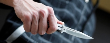 Un bărbat de 69 de ani a mers pe strazile din Ploiești cu un cuțit în mână. S-a ales cu dosar penal