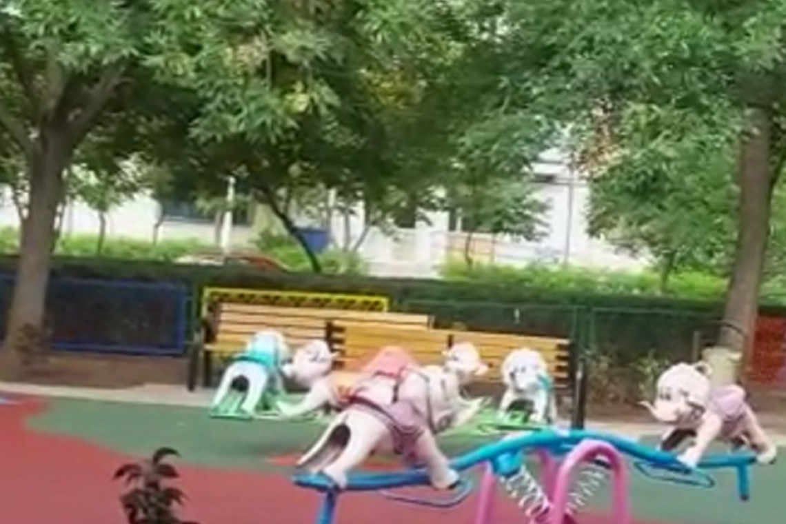 FOTO Loc de joacă modern, în cartierul 9 Mai!