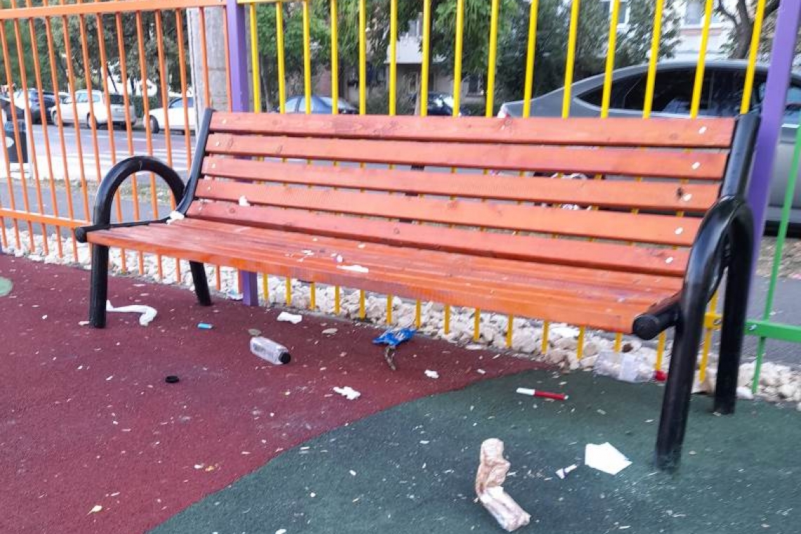 FOTO Loc de joacă din Ploiești, transformat în rampă de gunoi