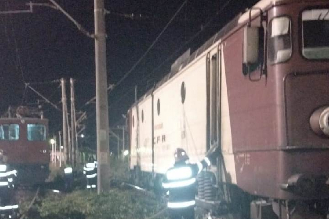 Locomotiva unui tren care transporta călători, cuprinsă de flăcări în Gara Sud Ploiești