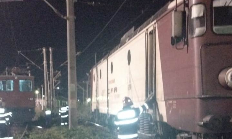 Locomotiva unui tren care transporta călători, cuprinsă de flăcări în Gara Sud Ploiești