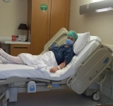 Copilărie petrecută prin spitale. Povestea unei tinere de 25 de ani care a învățat să suporte suferința