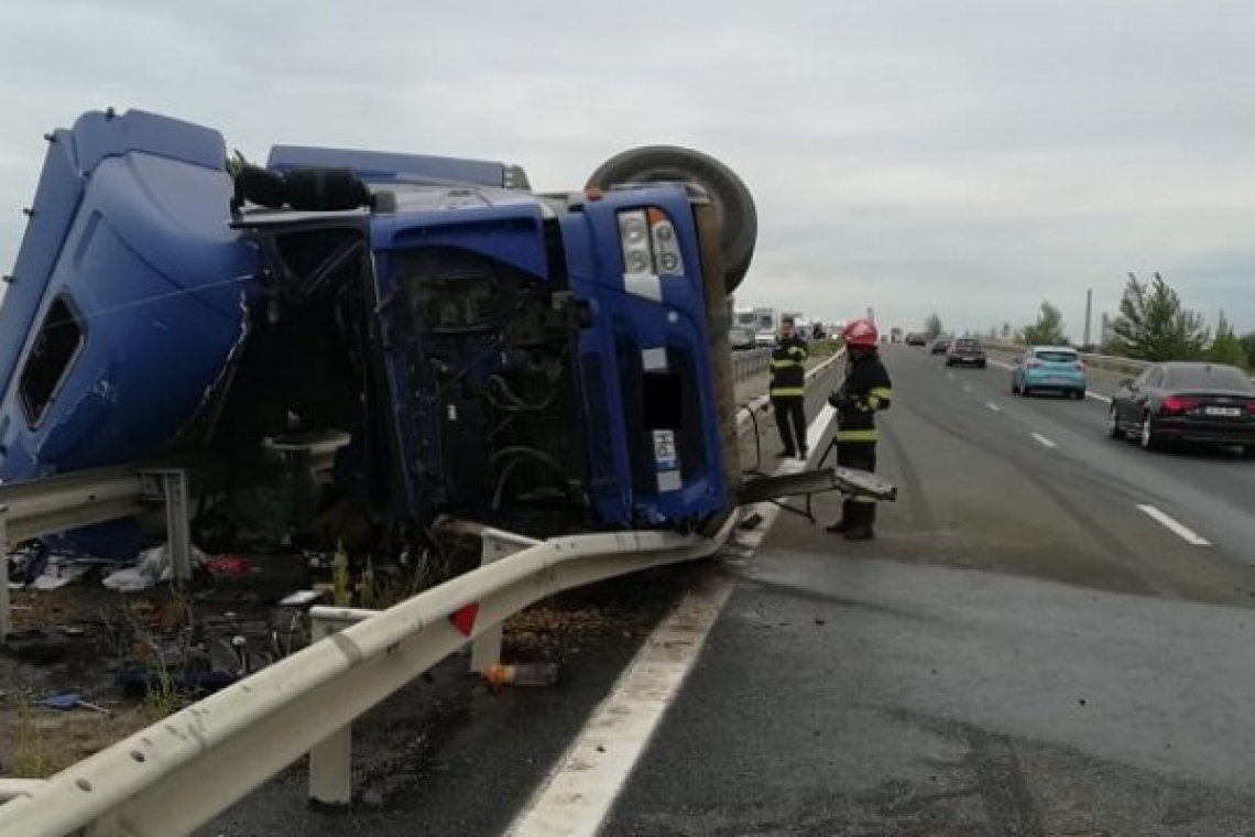 FOTO  Un TIR s-a răsturnat pe A3, la Bărcănești. Trafic bloca