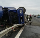 FOTO  Un TIR s-a răsturnat pe A3, la Bărcănești. Trafic bloca