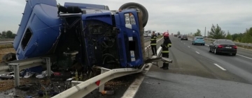FOTO  Un TIR s-a răsturnat pe A3, la Bărcănești. Trafic bloca