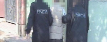 Bărbatul care a lovit un polițist local a fost reținut pentru 24 de ore