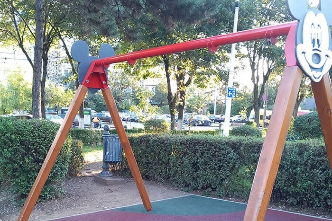 INCREDIBIL! În Ploiești se fură leagănele din parcurile de joacă