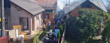 Două case, mistuite de flăcări în Prahova