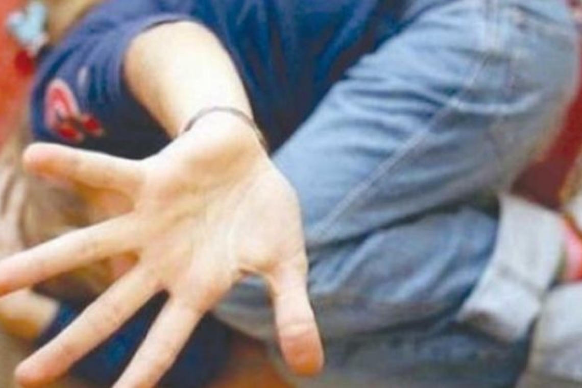 Mamă reţinută după ce şi-a bătut în mod repetat fiul în vârstă de 12 ani pe care iniţial l-a abandonat