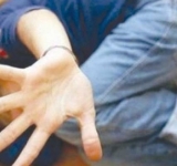 Mamă reţinută după ce şi-a bătut în mod repetat fiul în vârstă de 12 ani pe care iniţial l-a abandonat