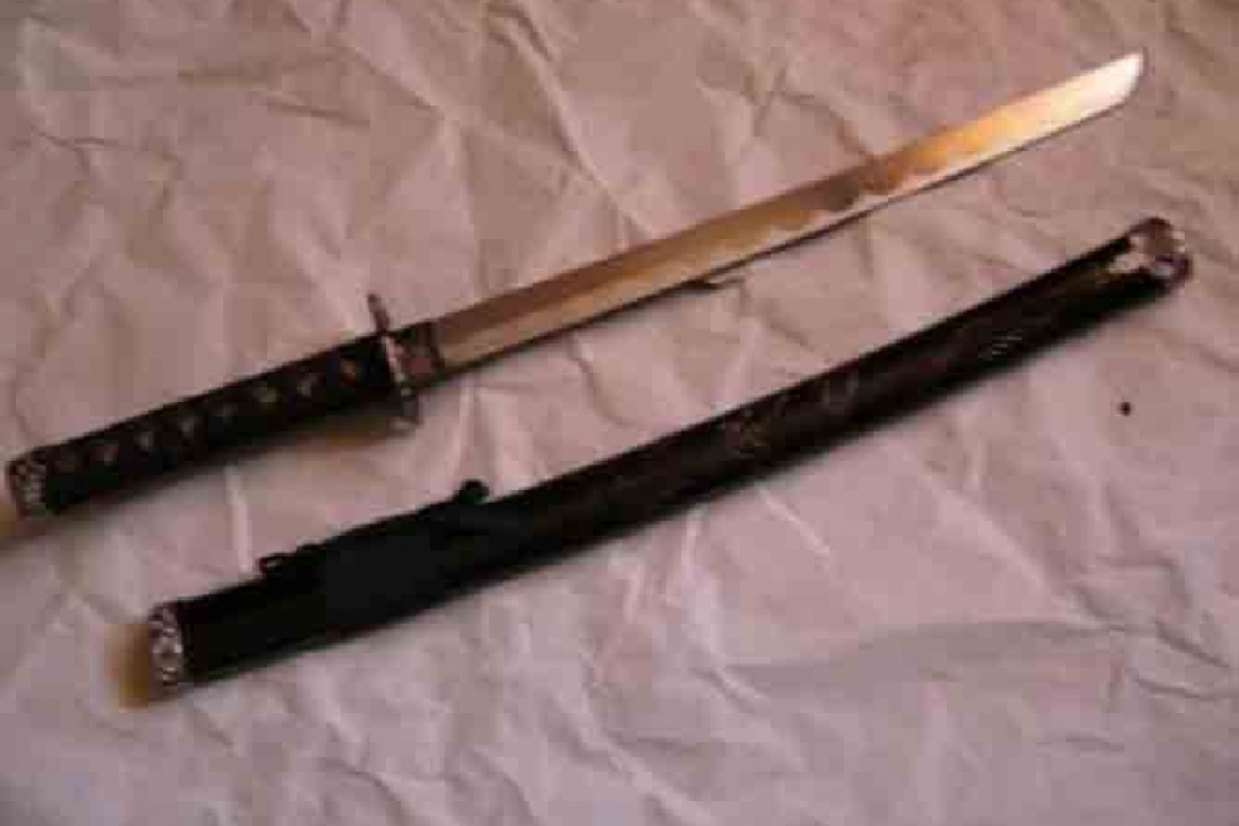 Panică în centrul Ploieștiului! Un puști avea asupra lui o sabie de 45 cm