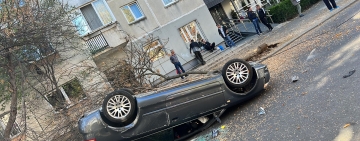 FOTO Accident în zona Păltiniș din Ploiești. Un șofer s-a crezut pilot de raliuri