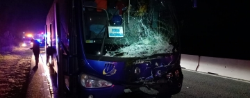 FOTO Un autocar în care se aflau 42 de copii, implicat într-un accident la Potigrafu
