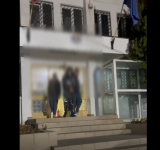 VIDEO Un tânăr care a furat un sac cu bani dintr-un autoturism al Poștei, prins la Ploiești