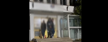 VIDEO Un tânăr care a furat un sac cu bani dintr-un autoturism al Poștei, prins la Ploiești