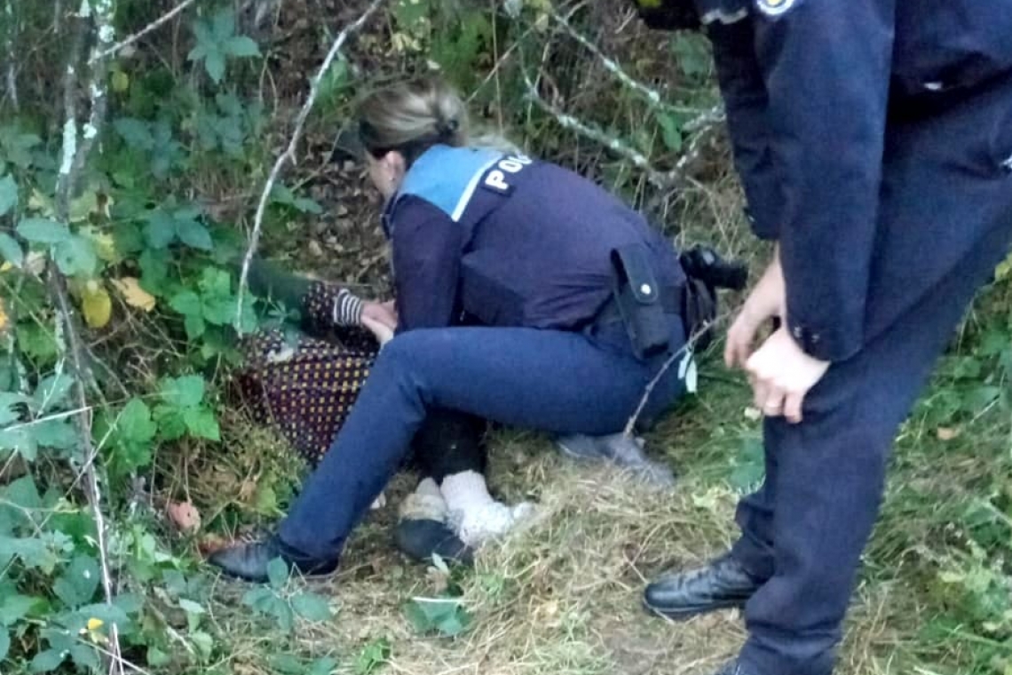 Bătrână dată dispărută, găsită de polițiști într-o pădure din Prahova