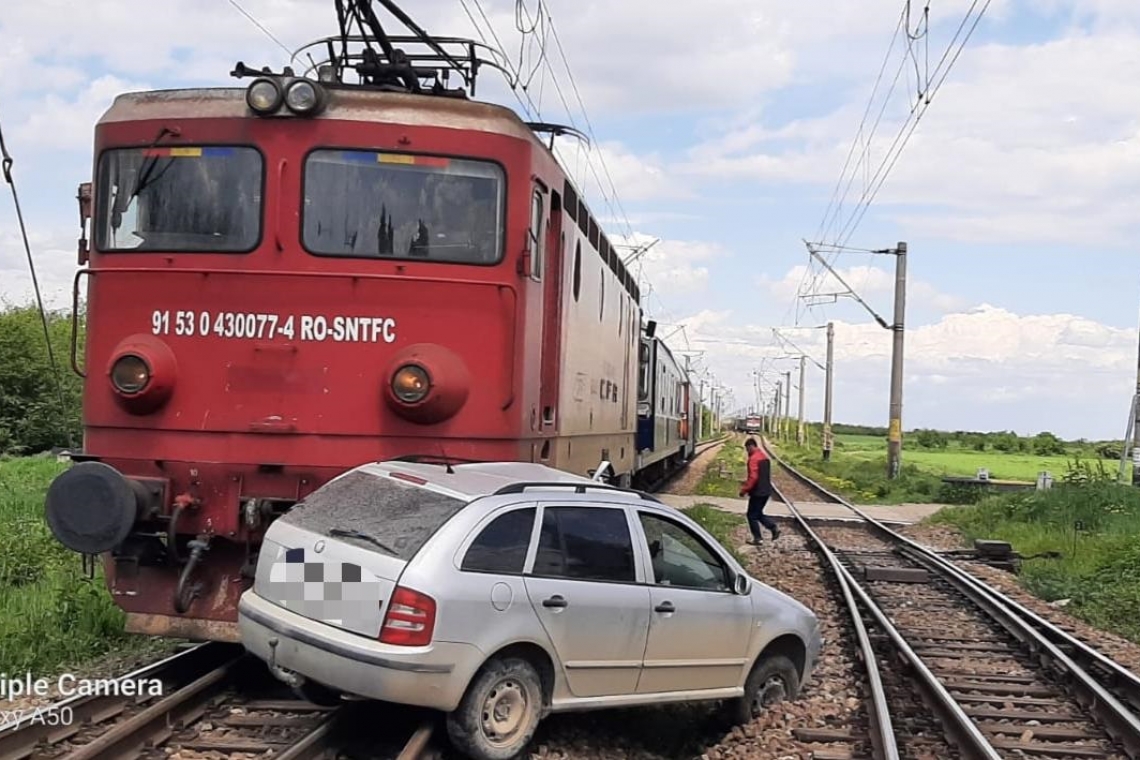 Mașină lovită de tren în Prahova. Cinci persoane au scăpat ca prin minune