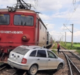 Mașină lovită de tren în Prahova. Cinci persoane au scăpat ca prin minune
