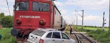 Mașină lovită de tren în Prahova. Cinci persoane au scăpat ca prin minune