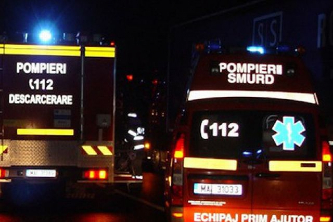 Accident rutier grav la Gherghița. Victimă încarcerată într-o mașină care s-a răsturnat