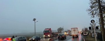 Circulație complet blocată pe DN1 și calea ferată, la Movila Vulpii