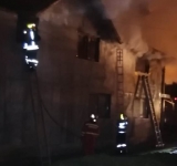 Incendiu în Păcureți! O persoană a fost rănită 