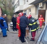 Incendiu într-un bloc din Mizil. Doi adulți și un copil, transportați la spital