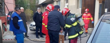 Incendiu într-un bloc din Mizil. Doi adulți și un copil, transportați la spital