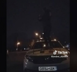 VIDEO Un tânăr din Ploiești a dansat pe Dani Mocanu pe mașina Poliției
