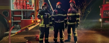 Două case distruse în urma unui incendiu. Un prahovean a fost rănit