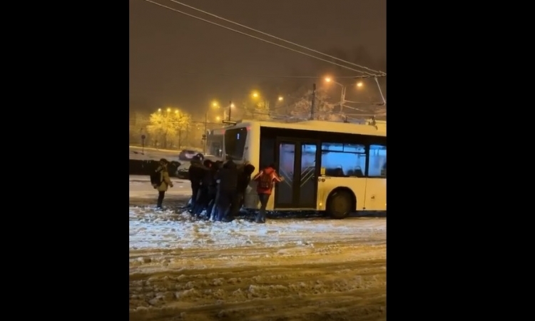 VIDEO Ploieștiul, înzăpezit! Autobuz împins de călători