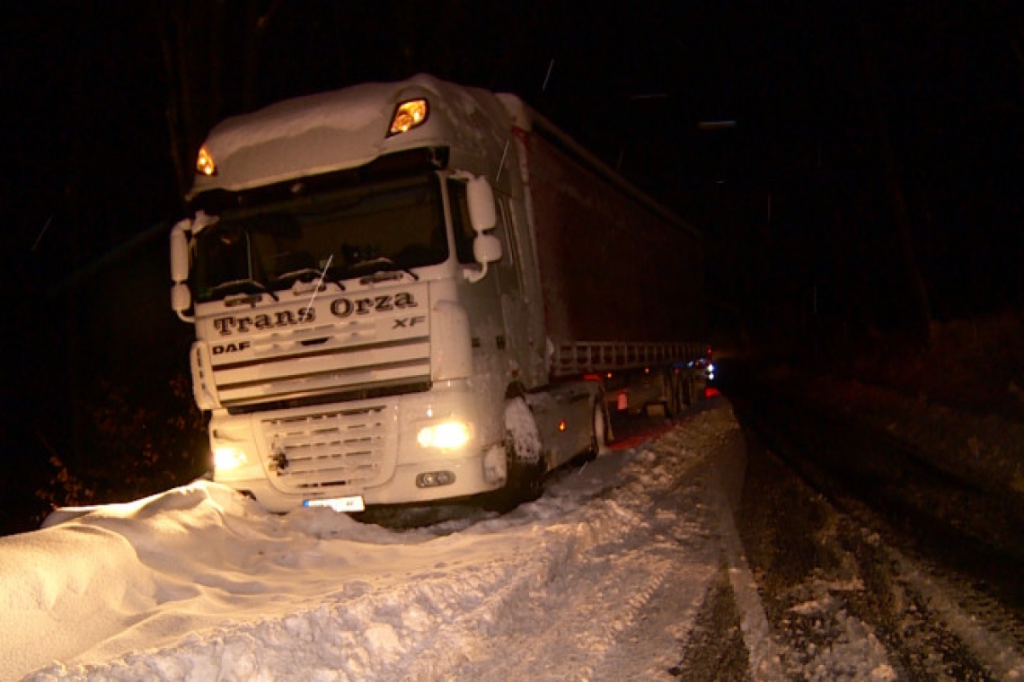 Probleme de trafic pe DN 1, la Sinaia. Un TIR nu mai poate continua