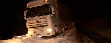 Probleme de trafic pe DN 1, la Sinaia. Un TIR nu mai poate continua