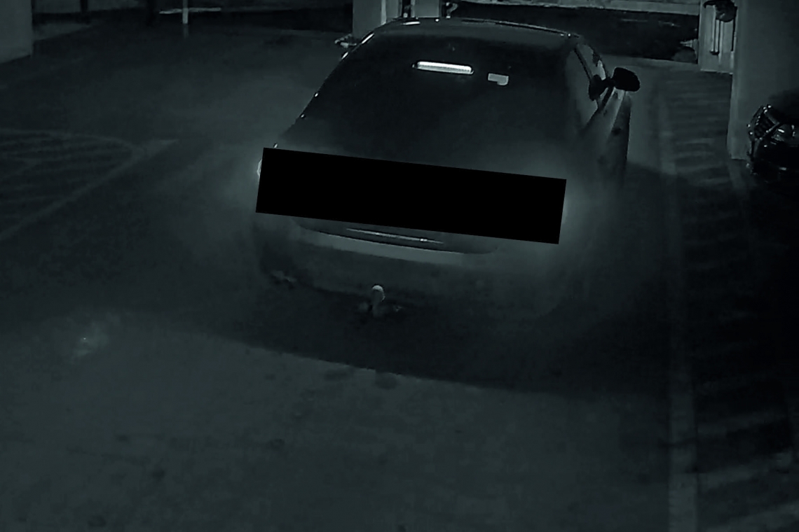 Bariera parcării de pe Cuza Vodă a fost distrusă. Șoferul, căutat de Poliție