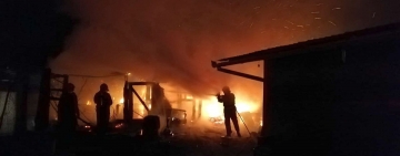 Două case distruse de flăcări la Slănic