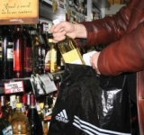 Un bărbat și o femeie au petrecut Ziua Îndrăgostiților după gratii. Au vrut să fure băutură dintr-un supermarket din Ploiești