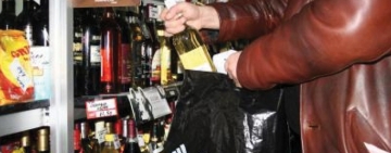 Un bărbat și o femeie au petrecut Ziua Îndrăgostiților după gratii. Au vrut să fure băutură dintr-un supermarket din Ploiești