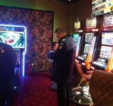 Un ploieștean a ajuns în arest din cauza păcănelelor.  A făcut scandal în sala de jocuri