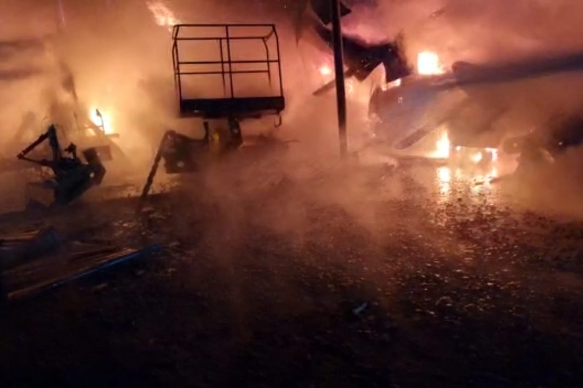 VIDEO Incendiu violent în Vălenii de Munte. Un service auto mistuit de flăcări