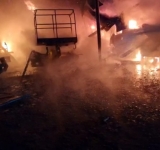 VIDEO Incendiu violent în Vălenii de Munte. Un service auto mistuit de flăcări