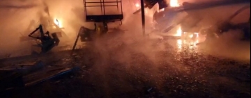 VIDEO Incendiu violent în Vălenii de Munte. Un service auto mistuit de flăcări