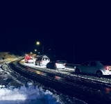 Trafic aproape blocat la Cheia din cauza zăpezii. ISU Prahova distribuie ceai cald șoferilor