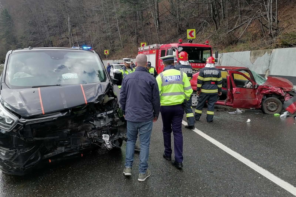 FOTO  Accident cu descarcerare și o persoană rănită, pe DN1, la Posada