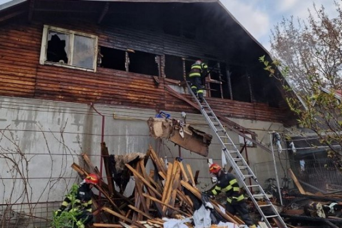 Incendiu de proporții la Cornu. O locuință, cuprinsă de flăcări