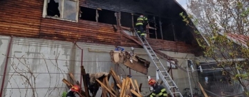 Incendiu de proporții la Cornu. O locuință, cuprinsă de flăcări