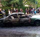Un autoturism a ars ca o torță pe o stradă din Ploiești. Au fost afectate mașinile parcate în apropiere