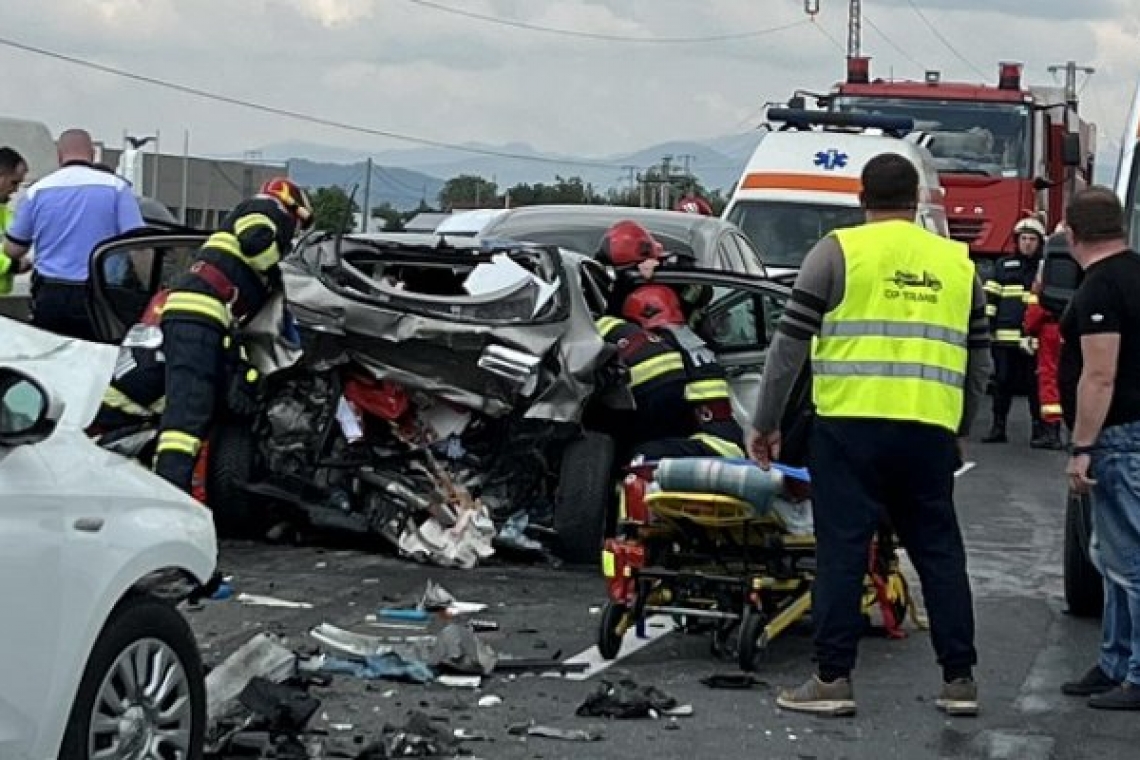 Accident grav la Bănești. Patru persoane, transportate la spital